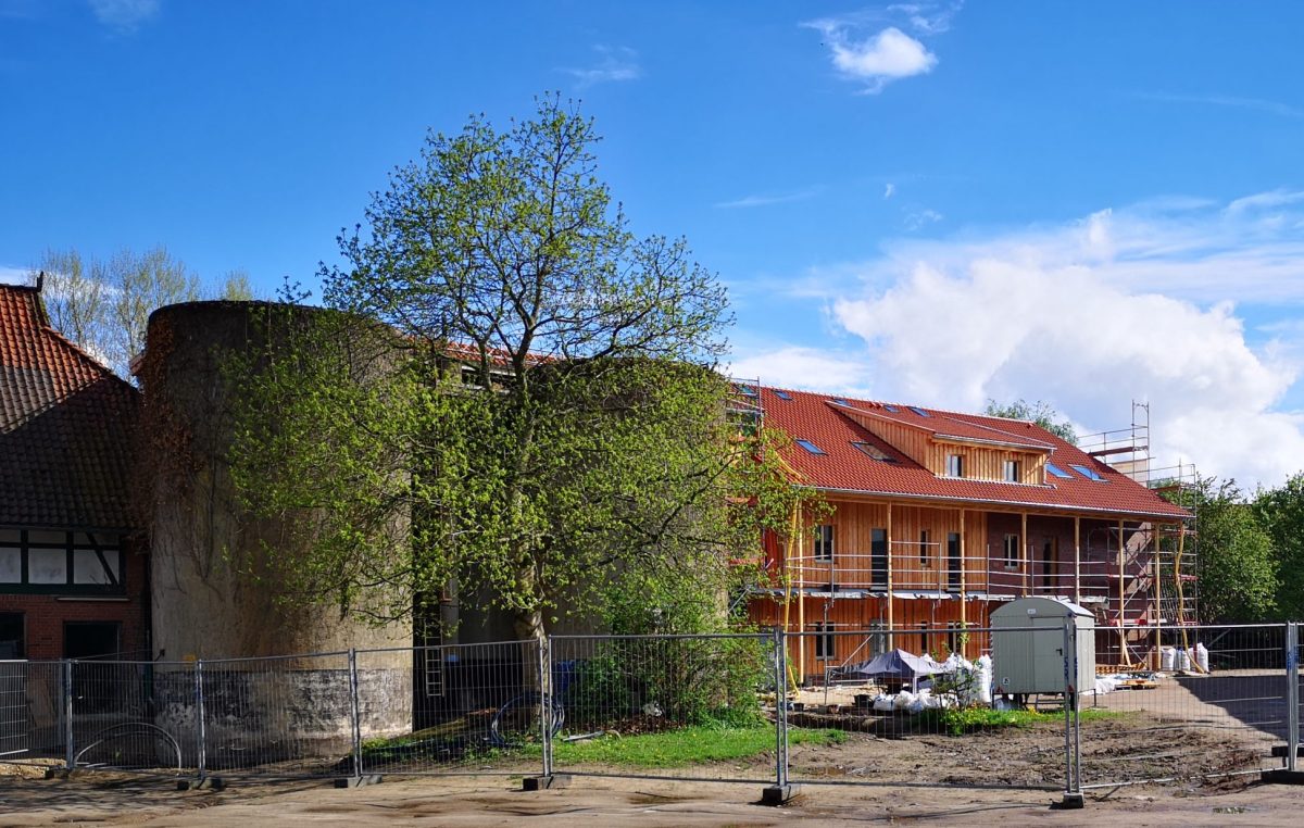 Silo und Neuer Stall bei bestem Sonnenschein.
