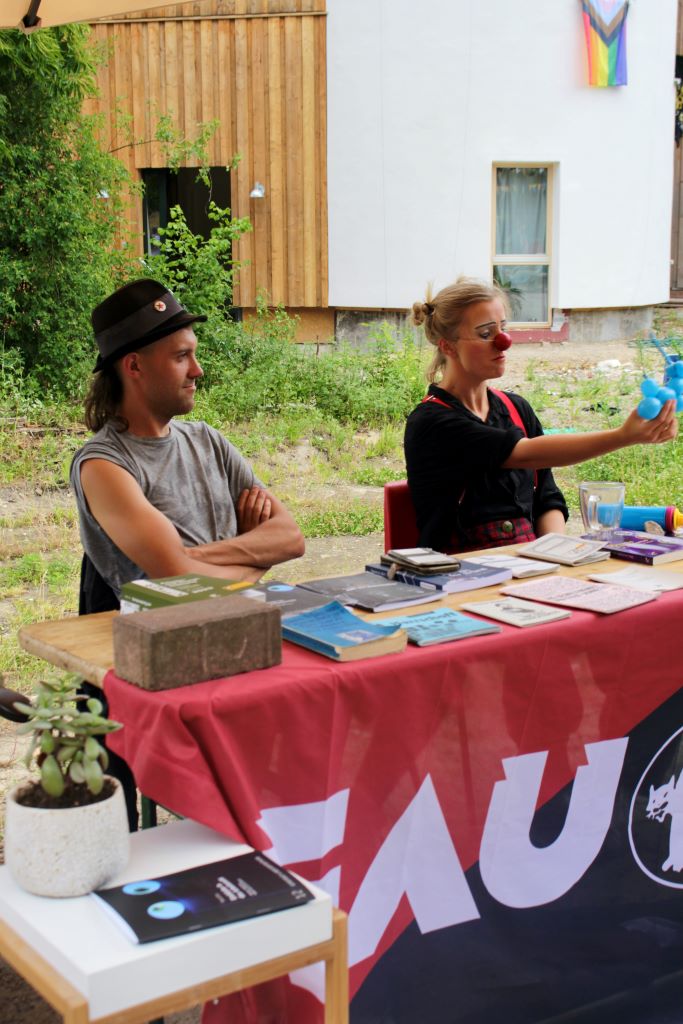 Clown Linn am Stand der FAU Lüneburg