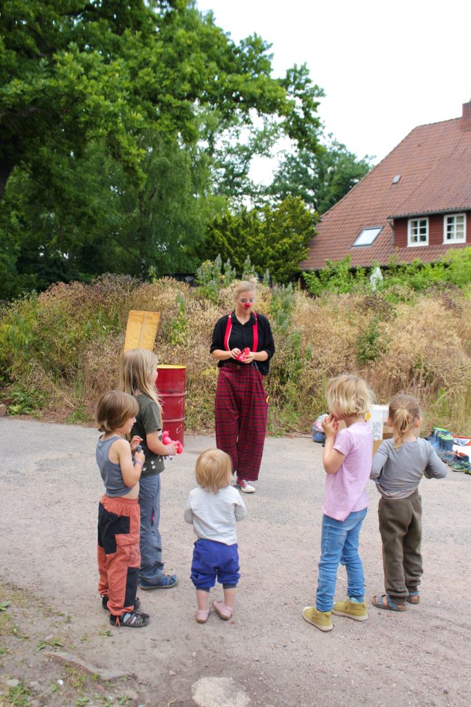Clown Linn unterhält die Kinder