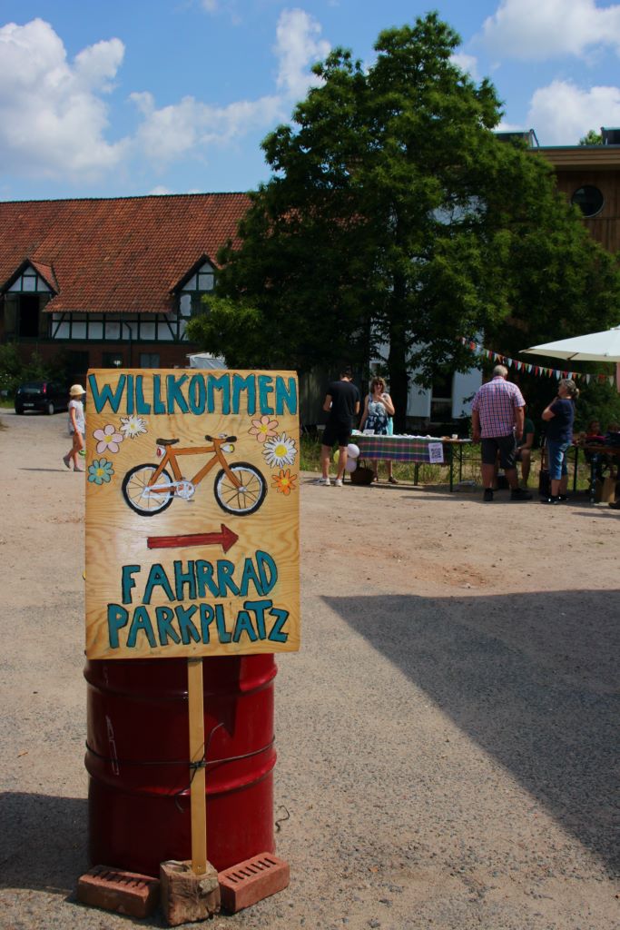 Ein Schild weist den Weg zu den Fahrradparkplätzen.