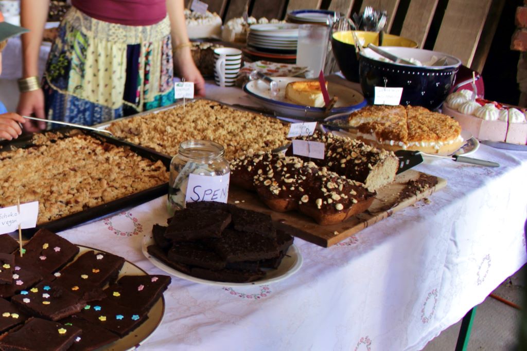 Reichhaltiges Kuchen- und Tortenbuffet