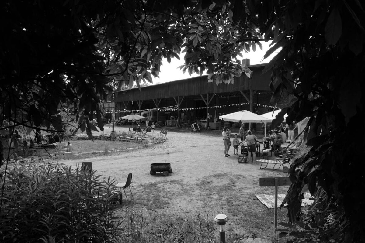 Eine Schwarz/Weiß Fotografie eines Bauernhofs.